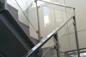 Instalación de barandilla de cristal con aluminio