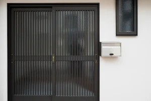 Mantenimiento de puerta metálica en local comercial