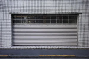 Mantenimiento de puerta metálica en local comercial