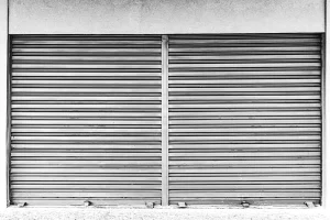 Mantenimiento de puerta metálica en local comercial